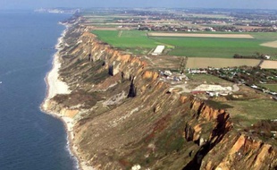 Les falaises bordant la commune de Sainte-Adresse à proximité du port du Havre, en mars 2002