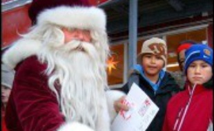 Le Père Noël au Groenland a retrouvé le sourire au fond de sa vallée des glaces. Sa caisse, vide il y a un mois, s'est remplie grâce à deux pères de famille danois qui lui ont porté secours pour répondre aux lettres de dizaines de milliers d'enfants du monde entier.