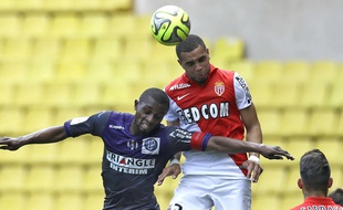 Le Monégasque Kurzawa prend le meilleur sur le Toulousain Akpa-Akpro lors du match de Ligue 1 entre Monaco et Toulouse, le 3 mai 2015.
