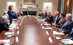 Nancy Pelosi le doigt levé face à Donald Trump le 16 octobre 2019.