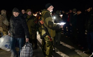 Des combattants prorusses appellent les prisonniers ukrainiens lors d'un échange près de la ville de Yasinovataya le 26 décembre 2014