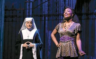 La Mère Supérieure (Carolee Carmello) et Deloris (Patina Miller) à Brodway.