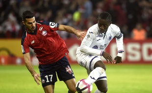 Le Lillois Zeki Çelik face au Toulousain Max-Alain Gradel, lors de la victoire toulousaine au Stade Pierre-Mauroy (1-2) en Ligue 1, le 22 décembre 2018.