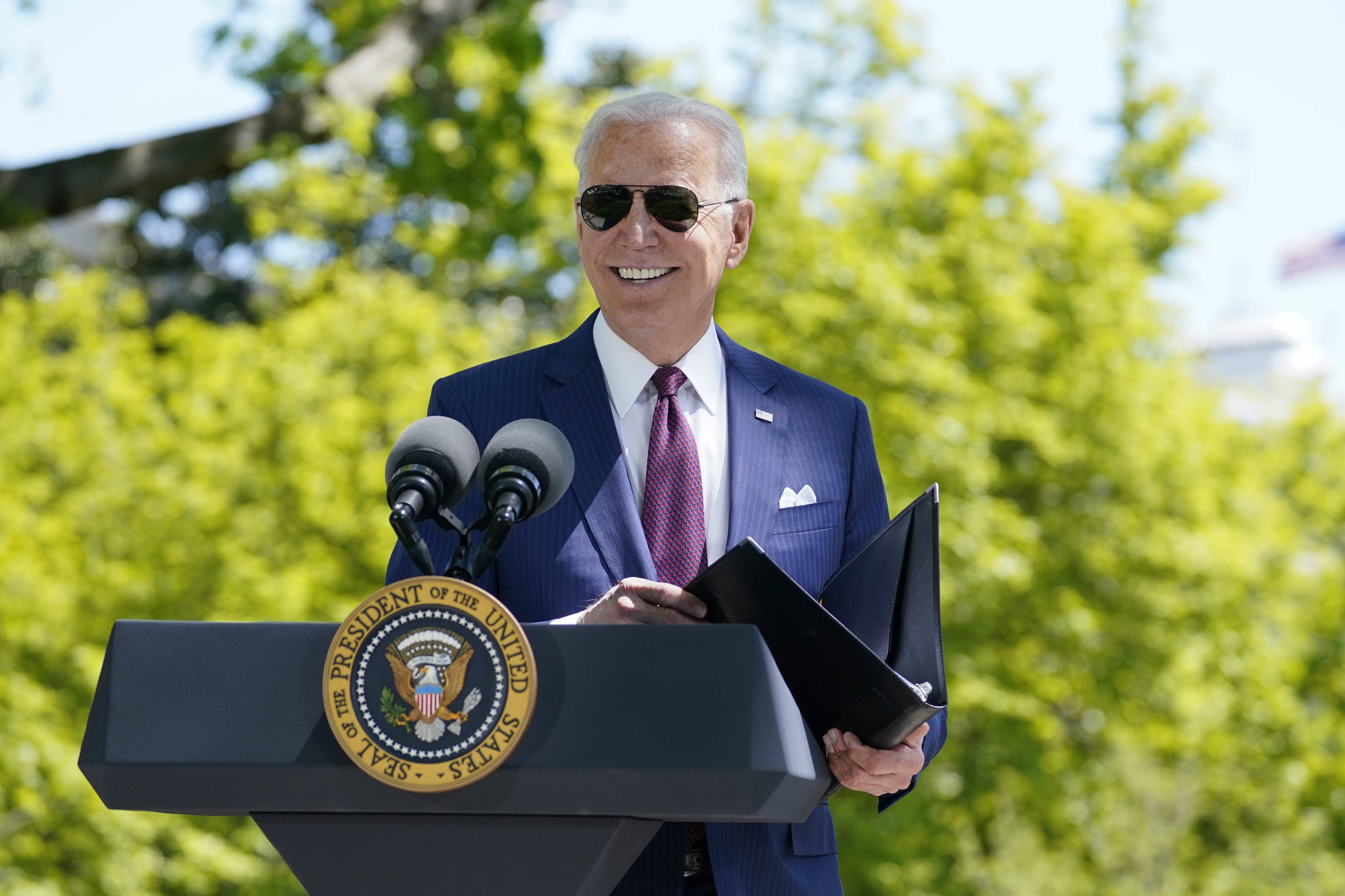 Le président américain Joe Biden fait un point presse sur le Covid-19, le 27 avril 2021, dans les jardins de la Maison Blanche.