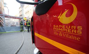 Des sapeurs pompiers interviennent pour un début d'incendie rue Vasselot, à Rennes, (Ille-et-Vilaine) le 11 janvier 2018 dans ce secteur protégé du centre historique où le feu est redouté.