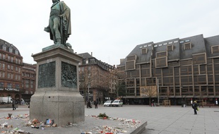 La statue du Général Kléber, et le bâtiment Maison rouge.