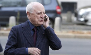 Le président du Sidaction, Pierre Bergé, a interpellé jeudi sur RTL le ministre de l'Education nationale Vincent Peillon pour demander des préservatifs gratuits dans les collèges et les lycées.