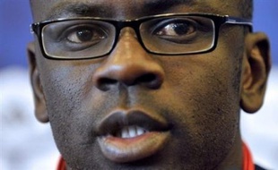Lilian Thuram, qui était sur le point de s'engager avec le Paris SG, a finalement dû renoncer en raison d'une "malformation cardiaque" détectée lors de la visite médicale: un coup dur pour le joueur qui saura dans un mois s'il pourra continuer à jouer au football.