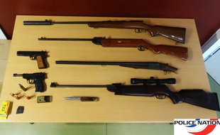 Les armes et munitions découvertes à Rezé par la police.