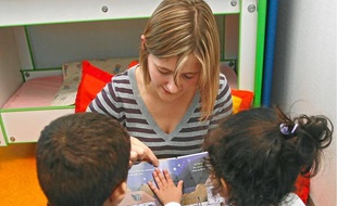 Un atelier de stimulation au langage dure entre dix et quinze minutes.