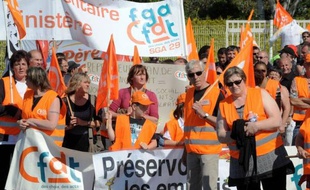 Une quinzaine d'offres de reprise du groupe volailler Doux ont été déposées mardi en fin de matinée auprès du tribunal de commerce, a-t-on appris auprès du procureur de la République de Quimper, Eric Tuffery.