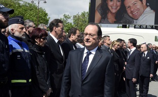 Un des policiers présents, vêtu d'un costume gris, a catégoriquement refusé de saluer François Hollande et Manuel Valls.