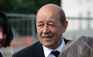 Le ministre de la Défense Jean-Yves Le Drian aurait menacé de démissionner du Gouvernement.