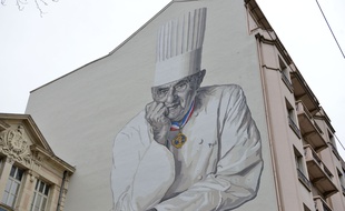 Une fresque géante dédiée à Paul Bocuse se trouve sur le mur d'un immeuble du centre-ville de Lyon depuis 2015.