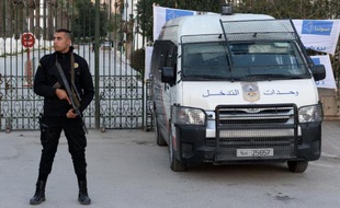 Policiers devant le musée du Bardo le 23 mars 2015 à Tunis