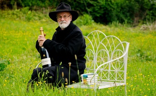 Terry Pratchett, en juin 2012, dans le Pays de Galles.