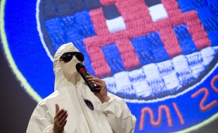 L'artiste français Invader lors d'une conférence de presse à l'espace Pierre Cardin à Paris le 7 octobre 2013