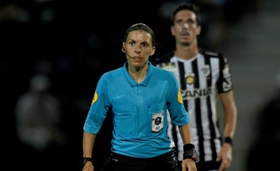 L'arbitre Stéphanie Frappart lors de la rencontre entre Angers et Metz, le 24 août 2019.