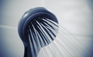 L'Américain, qui a découvert souffrir d'une urticaire du froid, s'était senti mal en sortant de la douche. (Illustration)
