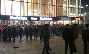 Rassemblement le 31 décembre 2015 devant la gare centrale de Cologne