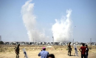 De la fumée s'élève au-dessus de la ville syrienne de Kobané, vue depuis Suruc, à la frontière turque, le 27 juin 2015