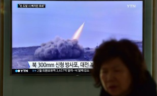 Ecran de télévision à la gare de Séoul, retransmettant le tir d'un missile nord-coréen, le 4 mars 2016