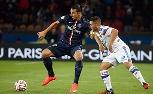 Zlatan Ibrahimovic écarte le milieu lyonnais Jordan Ferri au Parc des Princes, le 21 septembre 2014.