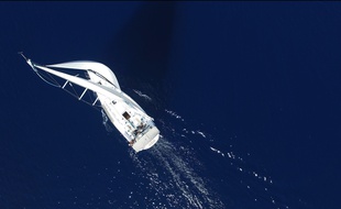 Un yacht photographié en vue aérienne.
