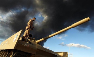 Un soldat libyen lors de heurts avec des islamistes à Benghazi, le 23 décembre 2014