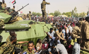 Ces manifestants soudanais à Khartoum, le 11 avril 2019, réclamaient le départ du président Béchir mais protestent également contre la mise en place d'instances militaires de transition.