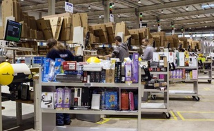 Des employés dans un entrepôt d'Amazon à Chalon-sur-Saône, le 13 décembre 2012