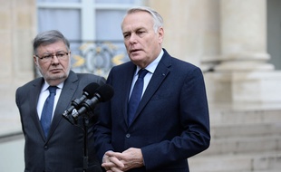 Les ministres des Transports Alain Vidalies et des Affaires étrangères Jean-Marc Ayrault à la sortie d'une réunion de crise le 19 mai 2016 à l'Elysée à Paris.