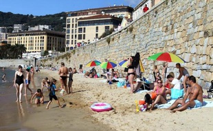 Des baigneurs sur la plage de Saint-François à Ajaccio, en Corse, le 27 octobre 2013