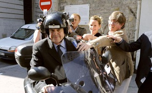 Frédéric Mitterrand quitte le ministère de la Culture entouré par les journaliste, Paris, le 24 juin 2009.