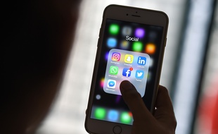 Lorsqu'il allume son téléphone à son réveil, Jean-Henri se demande pourquoi Marie-Christine n'a toujours pas répondu à son dernier GIF (photo d'illustration)