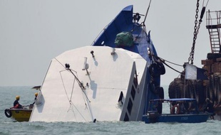 Le capitaine d'un ferry entré en collision avec un bateau de plaisance à Hong Kong a été condamné lundi à huit ans de prison pour homicides involontaires après la catastrophe dans laquelle 39 personnes avaient péri