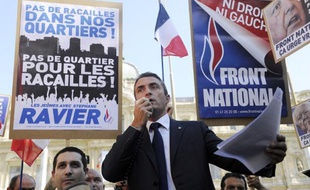 Une centaine de personnes se sont rassemblées mercredi en fin d'après-midi à Marseille à l'appel de Stéphane Ravier, candidat du Front National (FN) aux municipales, "contre l'insécurité et la barbarie", quatre jours après la mort d'un étudiant.