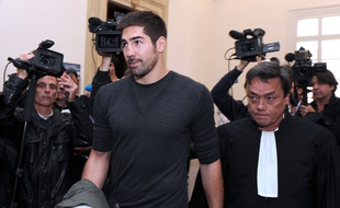 Nikola Karabatic et son avocat, Jean-Marc Nguyen Phung, quittent le tribunal de Montpellier, le 16 octobre 2012. AFP PHOTO / PASCAL GUYOT