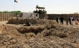 La police afghane inspecte le site d'une attaque à la bombe à Nad Ali, à Helmand le 14 mai 2016
