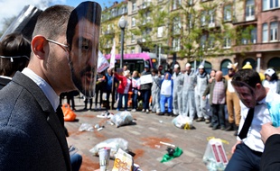 Des militants devant le G7