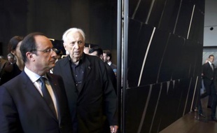 Le président de la République François Hollande et le peintre Pierre Soulages lors de l'inauguration du musée Soulages de Rodez, le 30 mai 2014