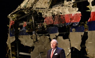 Tjibbe Joustra, le président du Bureau d'enquête néerlandais pour la sécurité (OVV),donne les résultats de l'enquête sur le crash du vol MH17 devant les débris du cockpit reconstitué sur la base aérienne de Gilze Rijen le 13 octobre 2015