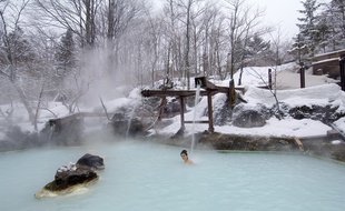 L'onsen apparaît comme une fantastique manière de sublimer le rituel du bain.
