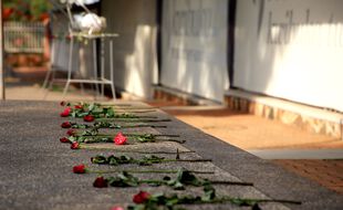 Des roses au mémorial du génocide à Kigali, la capitale rwandaise, le 25 août 2019.