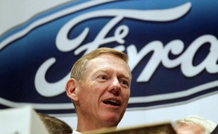 Le constructeur automobile Ford a réduit de 29% la rémunération de son directeur général Alan Mulally, pour tenir compte d'une moins bonne performance du groupe, selon un document publié vendredi sur le site internet du gendarme boursier américain (SEC).