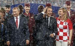 Emmanuel Macron célèbre la victoire des Bleus aux côtés du président russe Vladimir Poutine et de la présidente croate Kolinda Grabar-Kitarović.
