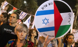 Manifestation de la gauche israélienne à Tel Aviv, le 24 octobre 2015 pour réclamer un nouveau cycle de négociation pour le processus de paix