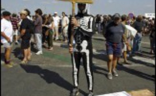 Entre crises sanitaires et réglementation européenne, l'ostréiculture arcachonnaise, activité traditionnelle qui a façonné les paysages du bassin d'Arcachon, peine à trouver une organisation économique viable.
