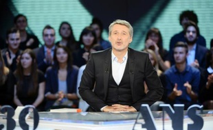 Antoine de Caunes présente "Le Grand Journal" le 4 novembre 2014 à Paris