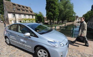 Toyota et Electricite de France testent a Strasbourg une voiture hybride rechargeable, en avril 2010.